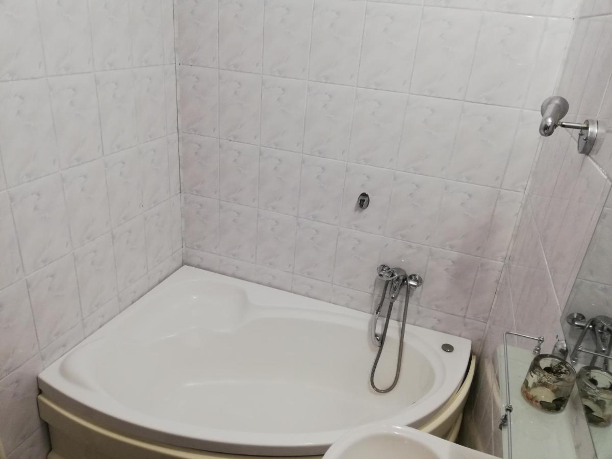 דירות אונשטי Valeria Apartament מראה חיצוני תמונה